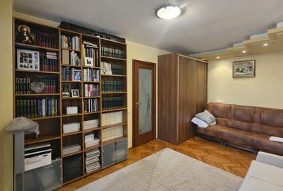 Apartament cu 3 camere decomandat, mobilat în Tineretului