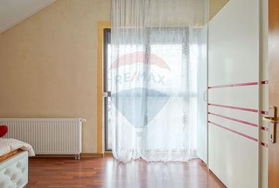 Casă / Vilă cu 4 camere de vânzare în zona Tractorul - 15