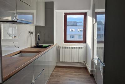 Husi-central, apartament 3 camere liber, renovat si amenajat