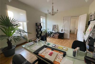 Birou, de 400 mp, în Central