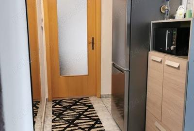 Apartament cu 3 camere semidecomandat în Girocului