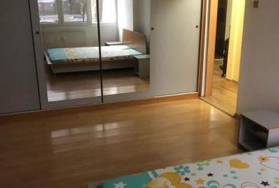 Apartament cu 3 camere decomandat, mobilat în Titan