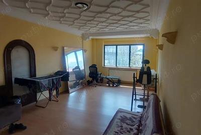 Apartament cu 3 camere semidecomandat în Obor