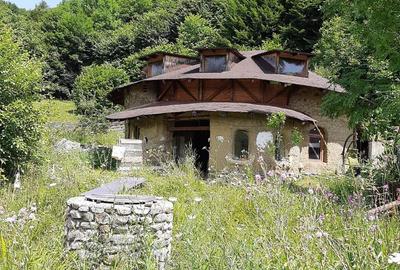 Proprietate pe Valea Vâlsanului – Cabane din lemn + Casă ecologică COB - 4