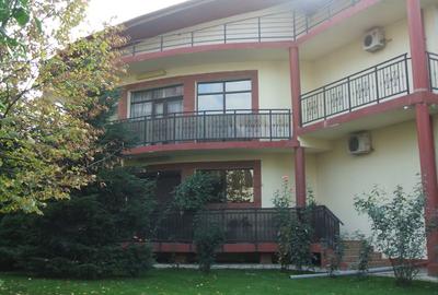 Vând o Vilă "Vip 1" - Ds.+P.+1Et.+M. - 14 cam. mari, o casă și 2 terenuri - 1