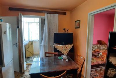 Apartament cu 3 camere nedecomandat în Dâmbu Pietros
