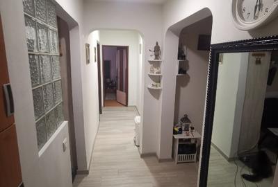 Apartament cu 3 camere decomandat, mobilat în Central