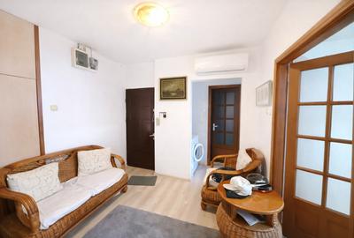 Apartament cu 4 camere semidecomandat în Apărătorii Patriei