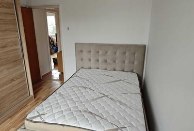 Apartament cu 3 camere semidecomandat în Berceni
