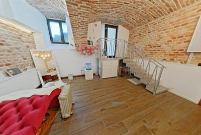Spatiu langa Primarie pt. prestari servicii, birou, cabinet, salon - renovat - T - 7