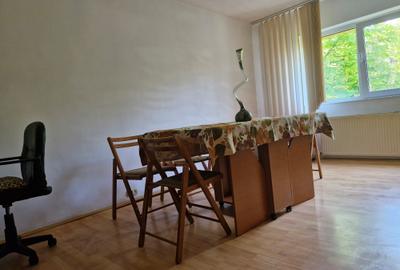 Apartament cu 3 camere decomandat, mobilat în Girocului