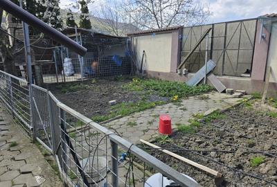Cladire mica in zona liniștită  - valoarea este in teren - 1