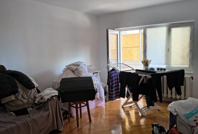 Apartament cu 3 camere Zona centrala Str. Bucegi Liceul de Arte etaj 3 , 2 balc - 4