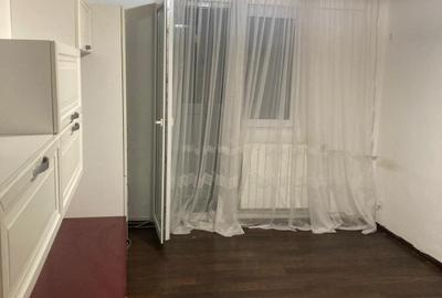 Apartament cu 2 camere semidecomandat, mobilat în Tei