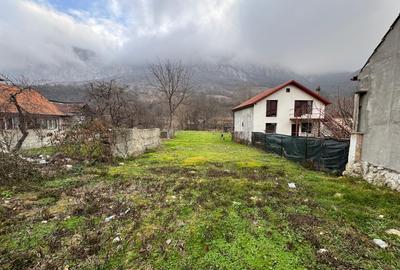 Teren intravilan de vânzare – 948 mp • Acces la râul Cerna - 1