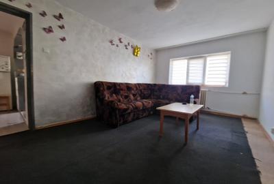 Navodari( Sud, Str Rândunelelor)- 2 camere decomandate, etaj 3/4, liber - 1