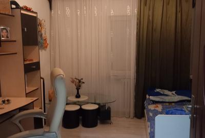 Apartament cu 3 camere, mobilat în Est