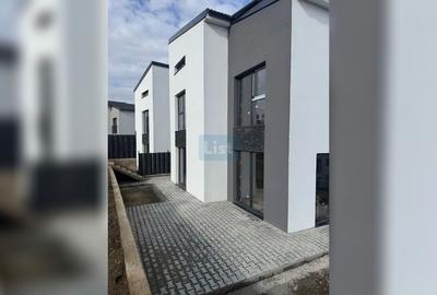 Case cu arhitectura nordica, panouri fotovoltaice, central Dezmir - 7