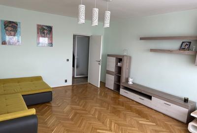 Apartament cu 3 camere semidecomandat în Pantelimon