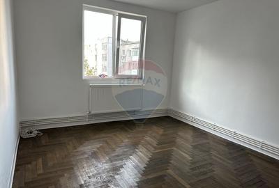 Apartament cu 4 camere de vânzare Roman central - 2