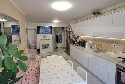 Apartament cu 3 camere semidecomandat, mobilat în Florești