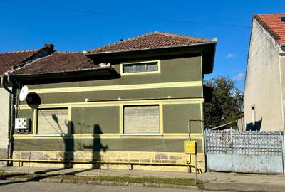 Vand casa ultracentrl Simeria din caramida acces de pe 2 strazi. - 1