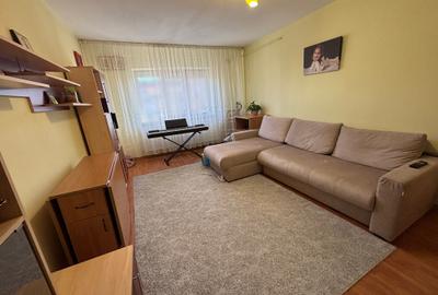 Apartament cu 3 camere decomandat, mobilat în Nicolina