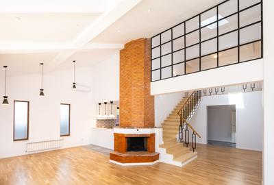 Casă cu 7 camere în Iancu Nicolae