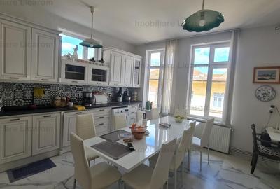 Apartament cu 3 camere decomandat, mobilat în Centrul Istoric