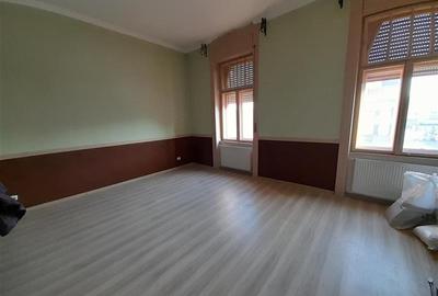 Apartament cu 4 camere semidecomandat în Mărăști