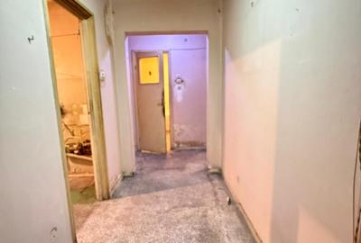 Titan, la 5 minute metrou Costin Georgian, pe intrarea Muncii, bloc 1977 - 7