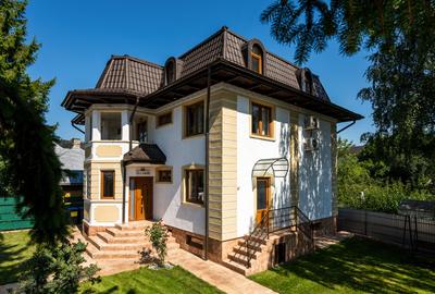 Casă individuală cu 8 camere în Central