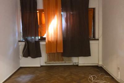 Garsoniera Piata Sfintii Voievozi - George Enescu - 1