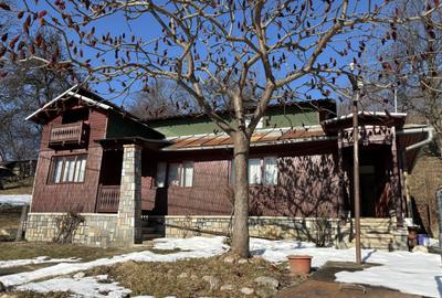 Casa gospodarului, bine întreținută, cu teren generos – Comarnic - 1