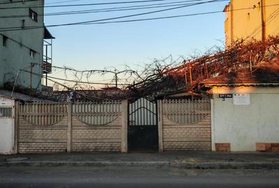 Bd. 1 Mai Vechi - Teren de Vanzare cu casa demolabila - Deschidere 15 m - 1