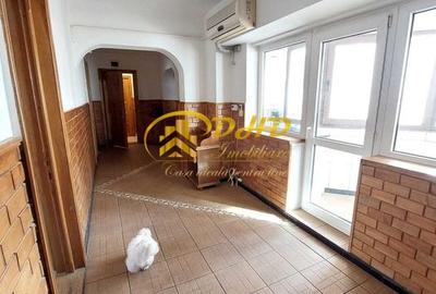 Apartament cu 4 camere decomandat în Nicolina