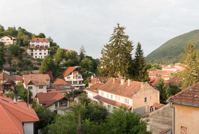 Apartament cu 3 camere decomandat, mobilat în Centrul Istoric