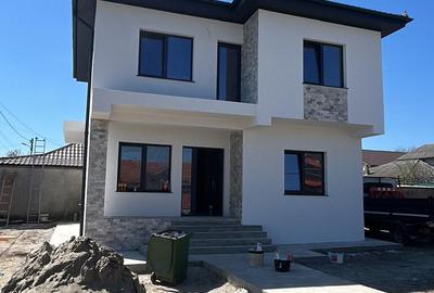 Casă cu 4 camere în Lumina