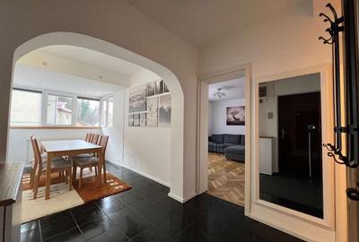 Apartament cu 3 camere decomandat, mobilat în Centrul Civic