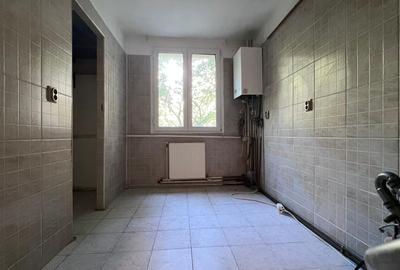 Apartament cu 4 camere decomandat în Drumul Taberei