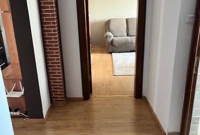 Apartament cu 3 camere decomandat, mobilat în Florilor