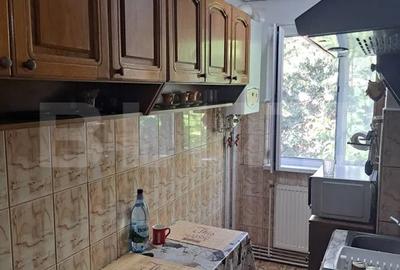 Apartament cu 3 camere semidecomandat, mobilat în Dâmbu Pietros