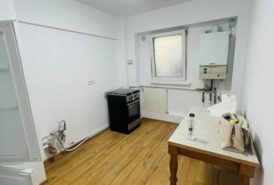 Apartament cu 4 camere decomandat în Tineretului