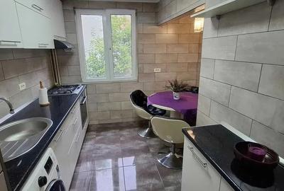 Apartament cu 3 camere decomandat în Drumul Taberei