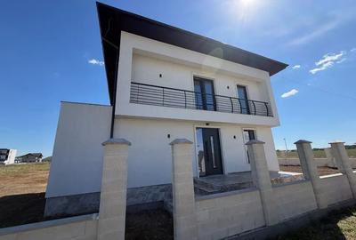 Casă individuală cu 5 camere în Est