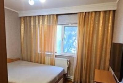 Apartament cu 3 camere semidecomandat, mobilat în Far
