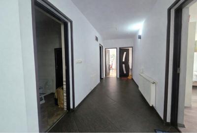 Casă de vanzare- cu spatiu comercial si 7.773  teren - 4