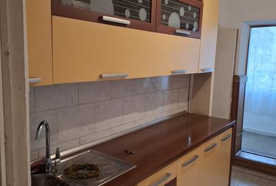 Apartament cu 3 camere decomandat în 13 Decembrie