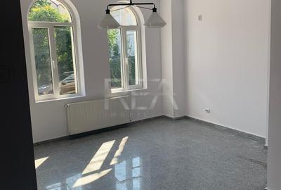 Casă individuală cu 9 camere decomandat în Eminescu