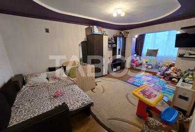 Apartament decomandat de vanzare 3 camere 2 bai pivnita Turnisor Sibiu - 1